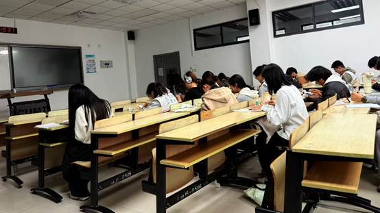 桌子上有许多人在房间里AI 生成的内容可能不正确。