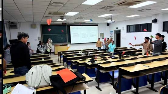 桌子上有许多人在房间里AI 生成的内容可能不正确。